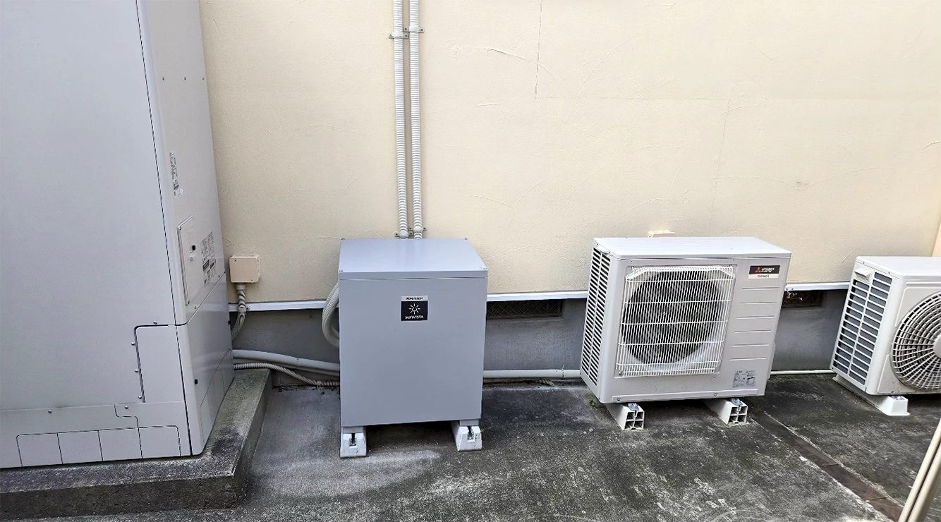 蓄電池（画面中央）　※エアコンの室外機と同じくらいの大きさ