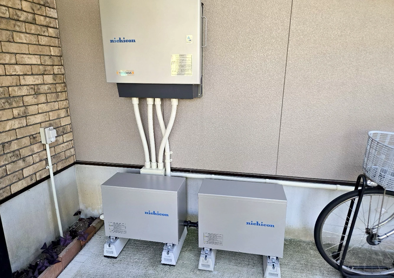  蓄電池（左側：2024年度に導入、右側：2025年度に導入（増設））