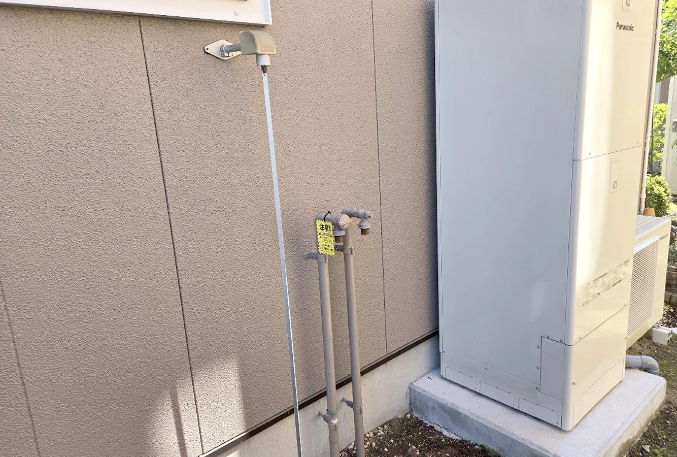 エコキュート（左側はオール電化前に使用していたガス配管）