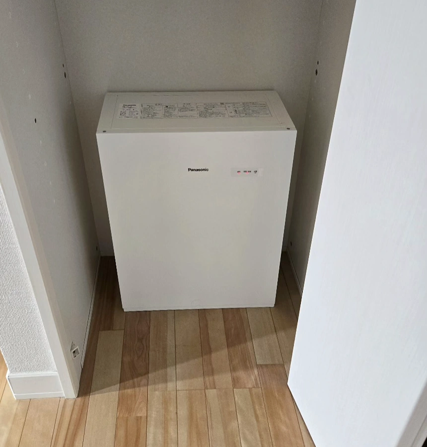 蓄電池（クローゼットにもピッタリ収まるサイズでした）