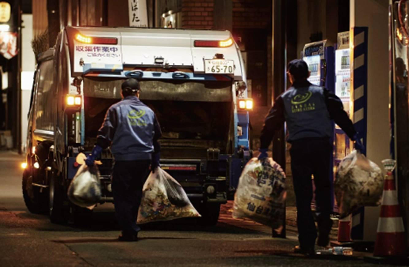 パッカー車収集作業中写真